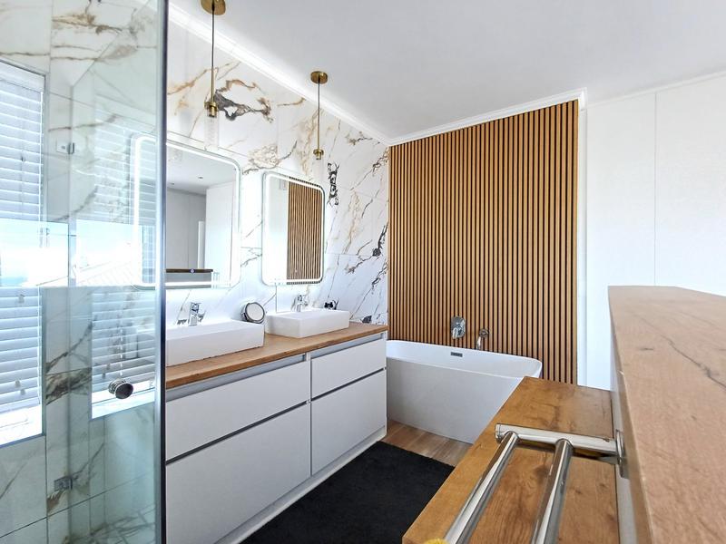 5 Bedroom Property for Sale in Pearl Bay Western Cape